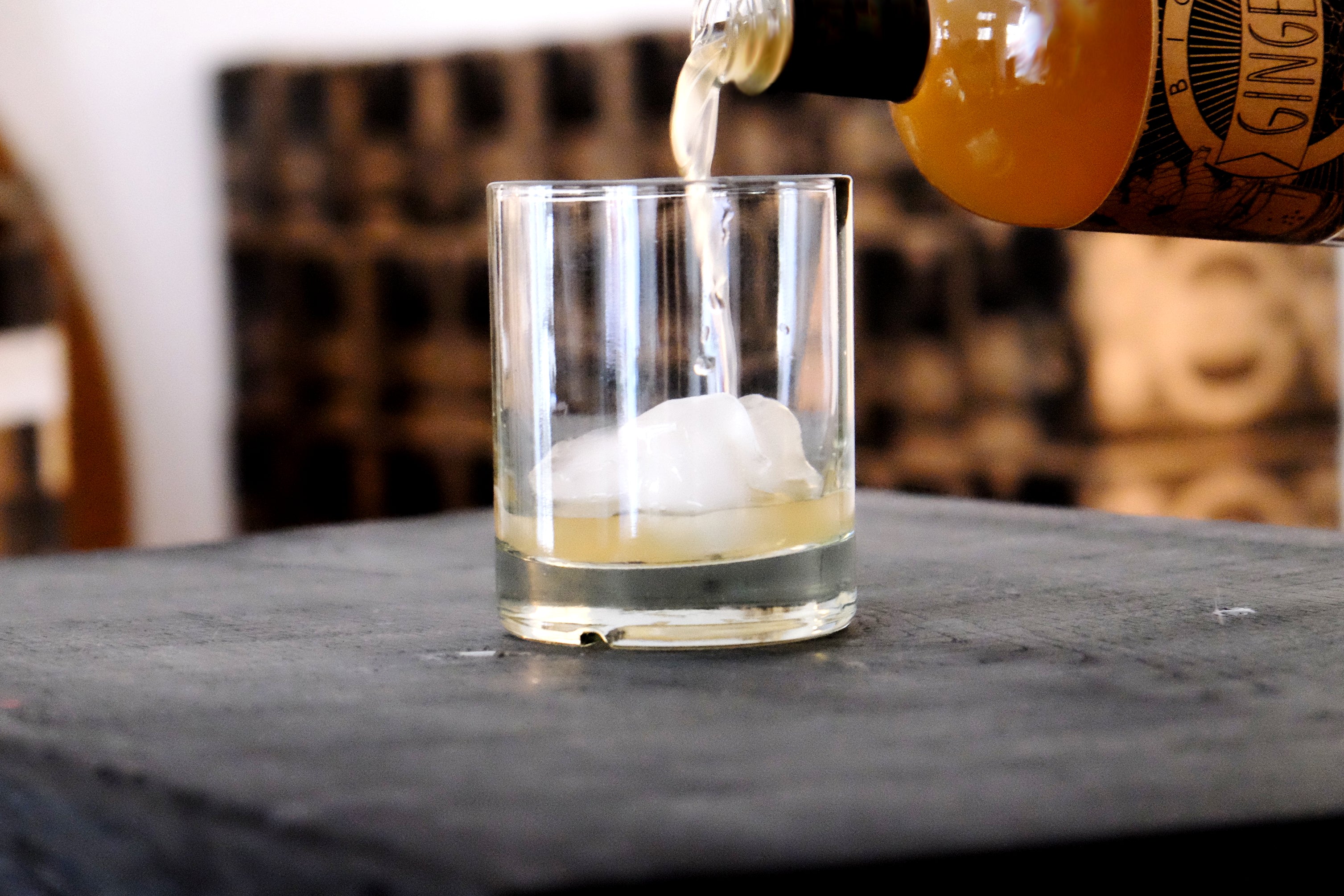 GINGER-GIN on the rocks mit BIO GINGER PREMIUM MIX Bio-Getränkesirup für deine besten Ginger-Drinks | BIOGINGER.DE