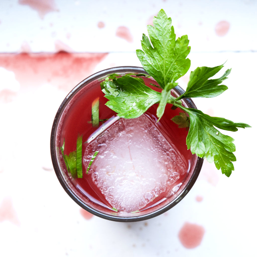 Ginger Drink mit BIO GINGER PREMIUM MIX, Rote Beeren, Petersille und Eis | Unser Bio-Ingwersirup Mix-Rezept für die Afterhour | BIOGINGER.DE